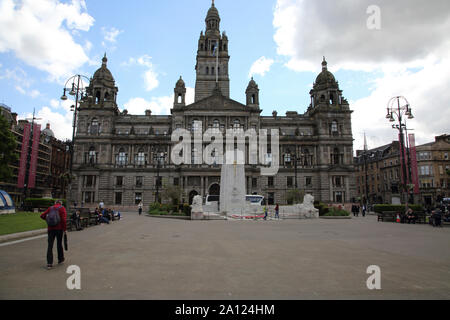 Glasgow Scozia George Square Glasgow City Chambers e il cenotafio Foto Stock