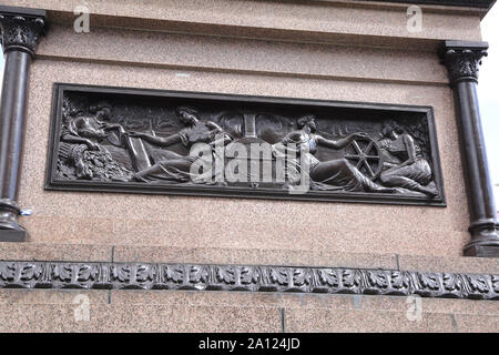 Glasgow Scozia George Square rilievo sulla statua di bronzo di Prince Albert consorte della regina Victoria per commemorare il suo impatto del progresso delle nazioni. Foto Stock