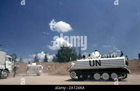 1 Giugno 1993 durante l'assedio di Sarajevo: Danese YPR-765 AIFV/APC servendo con UNPROFOR lasciate la macchina al parcheggio dell'aeroporto di Sarajevo. Foto Stock