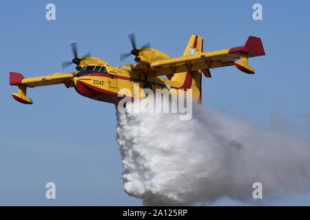 CANADAIR CL-415 ANTINCENDIO bombardiere acqua dell'aeronautica militare greca. Foto Stock