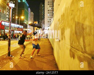 Hong Kong, Cina. Il 22 settembre, 2019. Manifestanti circondano Mongkok stazione di polizia e chiedere il riesame completo di tutte le informazioni pertinenti dagli scontri di 31st, Aug a Prince Edward MTR. Credito: Gonzales foto/Alamy Live News Foto Stock