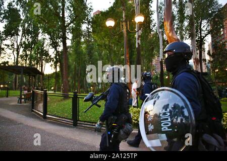 Hong Kong, Cina. Il 22 settembre, 2019. Anti-sommossa la polizia cerca la statina Park per i manifestanti. Credito: Gonzales foto/Alamy Live News Foto Stock
