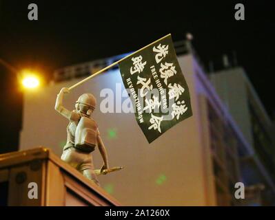 Hong Kong, Cina. Il 22 settembre, 2019. Una mano-size modello è posto di fronte a Mongkok, stazione di polizia. Credito: Gonzales foto/Alamy Live News Foto Stock