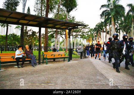 Hong Kong, Cina. Il 22 settembre, 2019. Anti-sommossa la polizia cerca la statina Park per i manifestanti. Credito: Gonzales foto/Alamy Live News Foto Stock