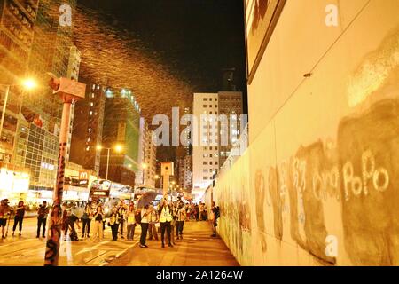 Hong Kong, Cina. Il 22 settembre, 2019. Manifestanti circondano Mongkok stazione di polizia e chiedere il riesame completo di tutte le informazioni pertinenti dagli scontri di 31st, Aug a Prince Edward MTR. Credito: Gonzales foto/Alamy Live News Foto Stock