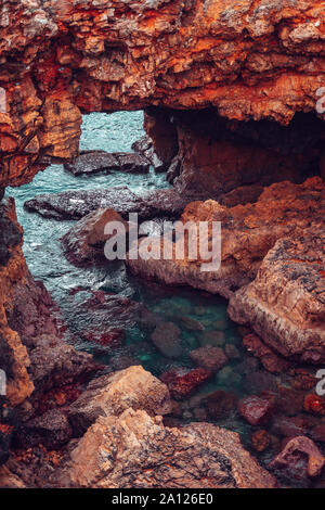 Il ponte di pietra fatta di scogliere vicino al mare Foto Stock