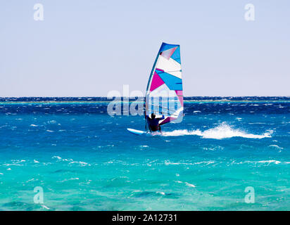 Windsurf Passeggiate sulle onde del mare rosso Foto Stock