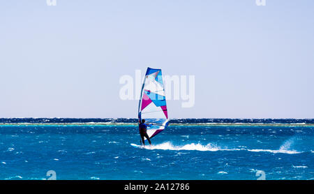 Windsurf Passeggiate sulle onde del Mar Rosso in Egitto Dahab Foto Stock