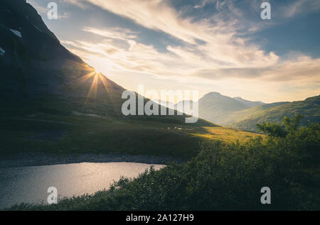 Viromdalen valle di montagna nel cuore di Trollheimen National Park, estate, medio in Norvegia. Foto Stock