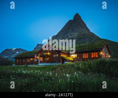 Innerdalshytta rifugio turistico dopo il tramonto. Innerdalen valley, Trollheimen parco nazionale in Norvegia. Foto Stock