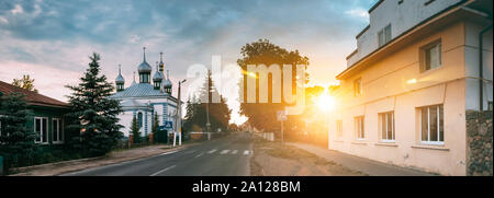 Braslaw, Voblast di Vitebsk, Bielorussia. Dormizione della Theotokos Chiesa durante il tramonto Sunrise. Dormizione della Madre di Dio la Chiesa nella luce del sole in Bras Foto Stock