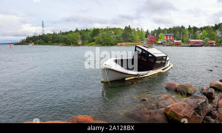 Naantali, Finlandia - 21 Settembre 2019: Motoscafo crash sulla spiaggia rocciosa sul giorno di pioggia. Foto Stock