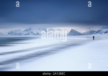 L'uomo nel paesaggio gelido , lofoten - Norvegia Foto Stock