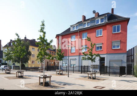 Edificio residenziale con tree shelter in legno con alberi in una strada residenziale di Brema, Germania, Europa Foto Stock