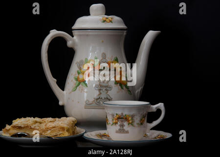 Stoviglie, tazza e la porzione di torta di Napoleone Foto Stock