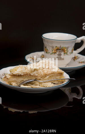 Stoviglie, tazza e la porzione di torta di Napoleone Foto Stock