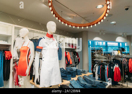 Manichini vestiti di donna casual donna abiti estivi nel negozio del centro commerciale. Foto Stock
