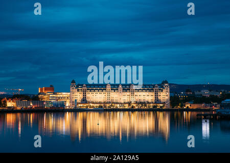 Oslo, Norvegia. Vista notturna Embankment e residenziale a più piani casa su Langkaia Street nel centro della città di Oslo, Norvegia. Sera d'estate. Zona residenziale Foto Stock