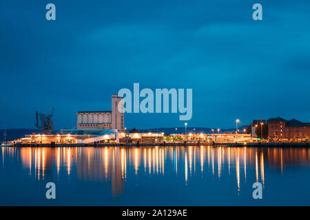 Oslo, Norvegia. Vista notturna Embankment e Terminal portuale nel centro della città di Oslo, Norvegia. Sera d'estate. Luci riflesse nelle acque del mare. Foto Stock