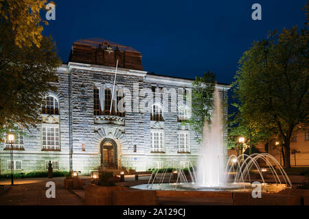 Oslo, Norvegia. Vista notturna del vecchio edificio della banca e la fontana nella piazza della banca. Foto Stock