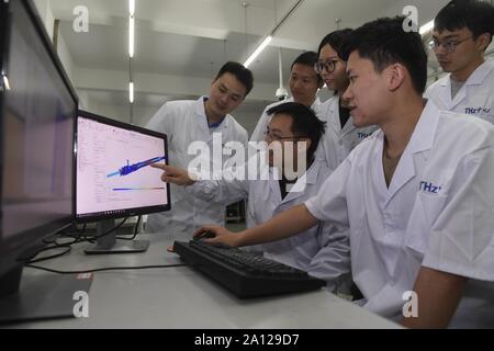 (190923) -- CHENGDU, Sett. 23, 2019 (Xinhua) -- i ricercatori dell'Università di sistemi elettronici per il controllo della scienza e della tecnologia della Cina (UESTC) simulare i molteplici settori fisici del getto di plasma per ottimizzare i parametri chiave in UESTC a Chengdu, Cina sud-occidentale della provincia di Sichuan, Sett. 19, 2019. Recentemente, i ricercatori del dipartimento di fisica e di elettronica, scuola di electronic science and engineering in UESTC hanno sviluppato con successo un nuovo dispositivo a getto di plasma dopo due anni di esperimenti scientifici. Plasma vengono eccitati mediante energia a microonde. Attraverso la progettazione di una struttura speciale per la ho Foto Stock