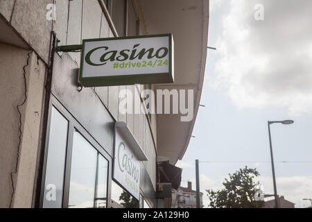 Lione, Francia - 15 luglio 2019: Casino Drive logo nella parte anteriore del loro supermercato locale a Lione. Casino Supermarche è un rivenditore francese di supermercati una Foto Stock