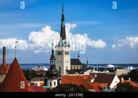 Città vecchia di Tallinn sulla collina di Toompea, Estonia, Vista panoramica con i tradizionali tetti in tegole rosse, chiese medievali e pareti Foto Stock