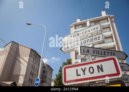 Lione, Francia - 15 luglio 2019: cartello stradale che indica l'entrata a Lione. Questo segno è un Francese standard targhetta visibile a ogni entrata a qualsiasi municipa Foto Stock