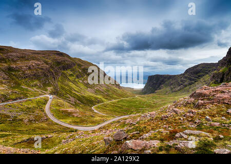 Il Bealach na Ba mountain pass road a Applecross nelle Highlands della Scozia Foto Stock