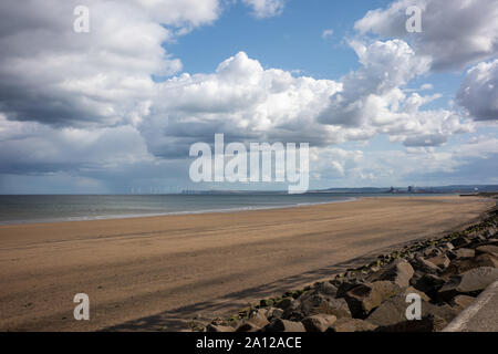 Guardando verso il Middlesbrough da Seaton Carew, Hartlepool. Foto Stock