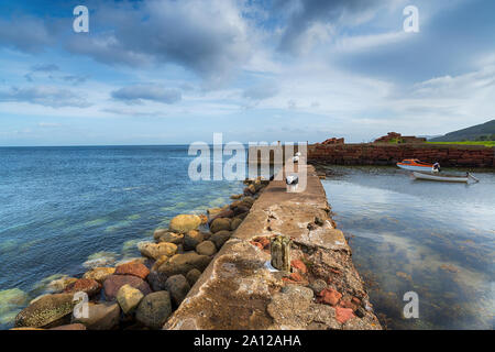 Il grazioso porto di pescatori a Corrie sull'isola di Arran in Scozia Foto Stock