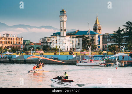 Batumi, Adjara, Georgia - 10 Settembre 2017: Motorizzato Deltaplano atterraggio sul mare nei pressi di Torre Chacha nella soleggiata giornata estiva. Foto Stock