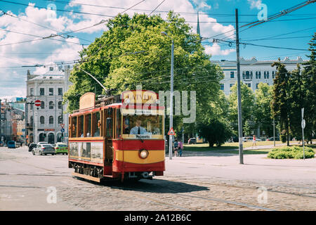 Riga, Lettonia - 9 Giugno 2019: Rosso retro Vintage Tram pubblico in strada a Riga. Foto Stock