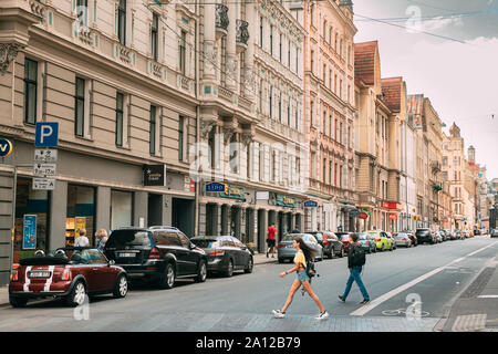 Riga, Lettonia - 9 Giugno 2019: persone attraversano la strada sulla Dzirnavu iela Street. Giovane donna camminare su Dzirnavu iela. Foto Stock