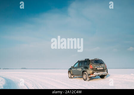 Gomel, Bielorussia - Gennaio 10, 2019: auto Renault Duster o Dacia Duster Suv parcheggiato su inverno campo innevato paesaggio di campagna. Foto Stock