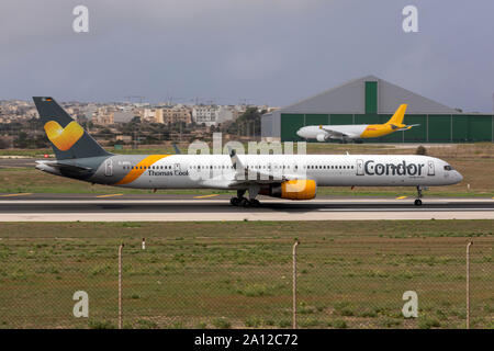 Condor (Thomas Cook) Boeing 757-330 (Reg: D-ABOL) alla partenza a Francoforte, Germania. Foto Stock