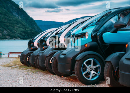 A Eidfjord, Norvegia - 13 Giugno 2019: Molti nero e colori blu Renault Z.E. Auto parcheggiate in fila. I VEICOLI ELETTRICI RENAULT Z.E. o Zero Emissioni è una linea di tutte-elec Foto Stock
