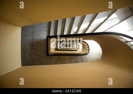 Scale a spirale. scala architettura interni, vista dall'alto. Infinito, concetto di ipnosi Foto Stock