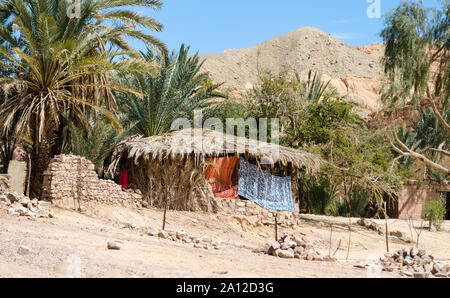 Villaggio beduino in un oasi nel deserto tra le montagne in Egitto Dahab Foto Stock