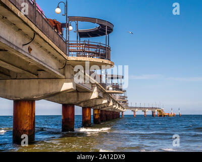 Miedzyzdroje Pier. Il molo è 395 metri di lunghezza, che si allunga nel Mar Baltico dalla spiaggia di Miedzyzdroje, West Pomerania voivodato, Polonia Foto Stock