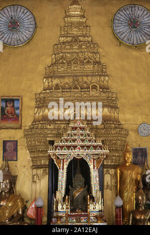 Bouddha. Le pilier Lak Muang. Autel. Simuang. Wat Simuong. Wat Si Muang. Vientiane. Laos. Foto Stock