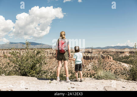 I fratelli Holding Hands, Tsankawi rovine, NM Foto Stock