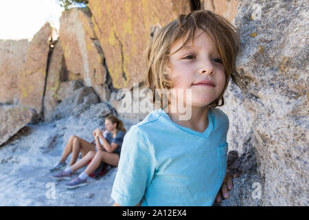 Famiglia visitando le rovine Tsankawi, un giovane ragazzo ad esplorare. Foto Stock