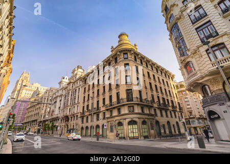 Madrid, Spagna - 14 Aprile 2019: Madrid skyline della città presso la famosa Gran Via via dello shopping Foto Stock
