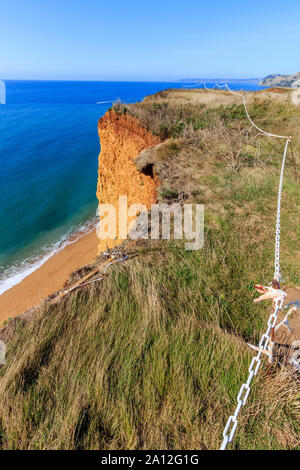 Cliff cade spazio cintato pericolo, West Bay resort costa, Jurassic Coast, sbriciolare scogliere di arenaria,sito UNESCO, Dorset, England, Regno Unito, GB Foto Stock