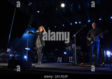 La famosa cantante italiana, cantautore, record producer, musicista, attrice e televisione ospitante Irene Grandi,? Esegue sul palco durante il suo "Grandissimo Tour 2019" a Marina di Casal Velino, Italia. (Foto di Mariano Montella / Pacific Stampa) Foto Stock