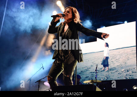 La famosa cantante italiana, cantautore, record producer, musicista, attrice e televisione ospitante Irene Grandi,? Esegue sul palco durante il suo "Grandissimo Tour 2019" a Marina di Casal Velino, Italia. (Foto di Mariano Montella / Pacific Stampa) Foto Stock