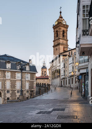 Campanile di San Vincenzo la Chiesa e gli edifici della città vecchia di Vitoria-Gasteiz, Paesi Baschi Foto Stock