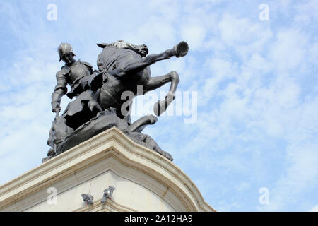 Vista della statua di San Giorgio che uccide il dragone vecchio Eldon Square Newcastle upon Tyne Foto Stock