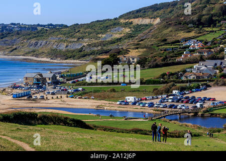 Charmouth località balneare, sbriciolare cliff strata fossili, caccia, sud della costa, lunga distanza sentiero,dorset, Inghilterra, Regno Unito, GB Foto Stock